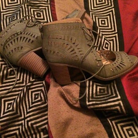 Shoes - Olive green strap heals